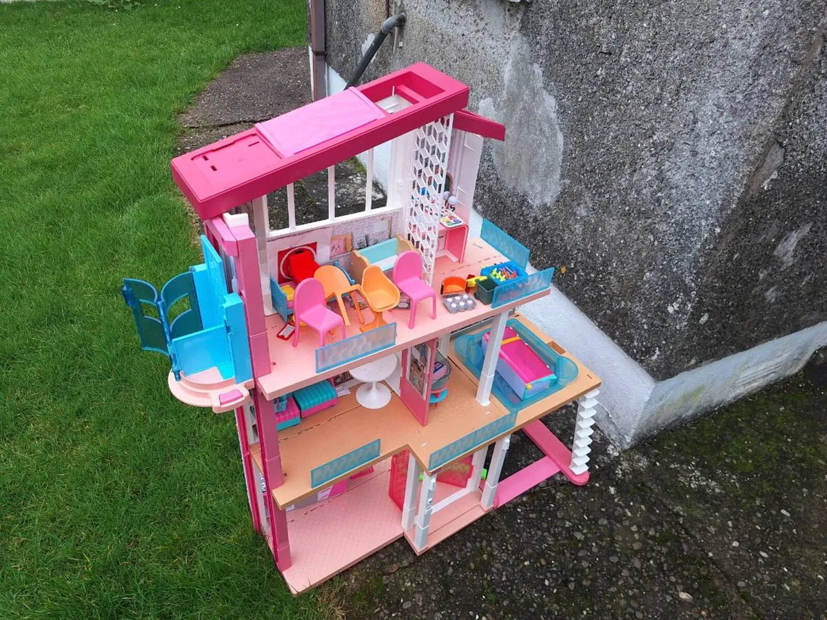 Barbie dollhouse - Image 1