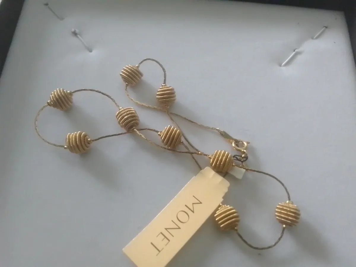 MONET VINTAGE GOLD TONE STATION NECKLACE UNWORN - Image 1