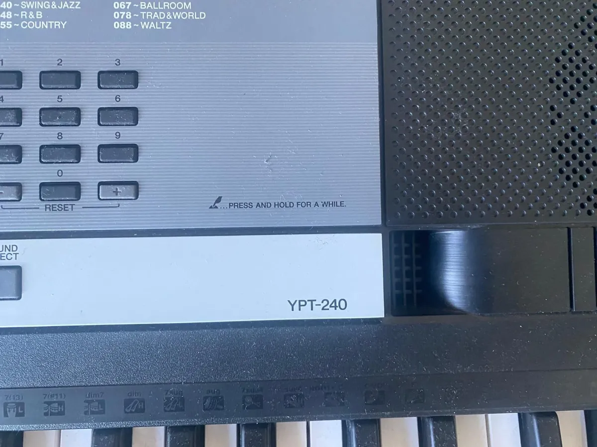Yamaha YPT 240 Portable Keyboard, Black - Image 3