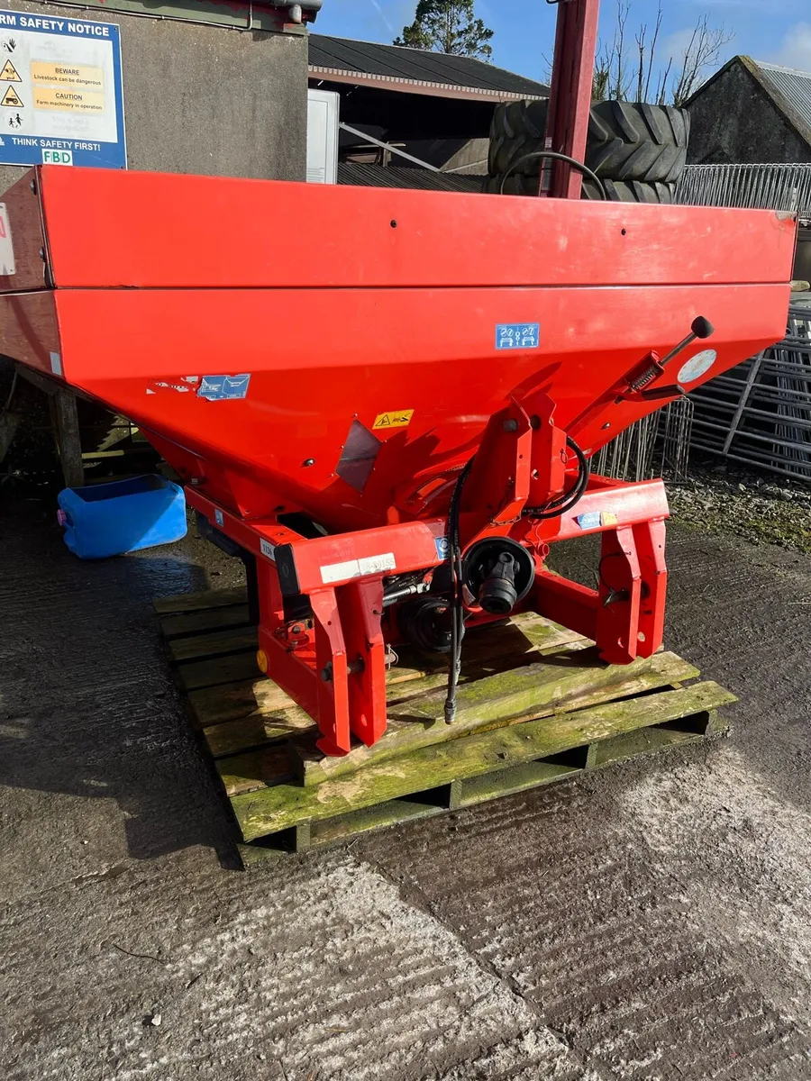 Rauch fertiliser spreader - Image 1