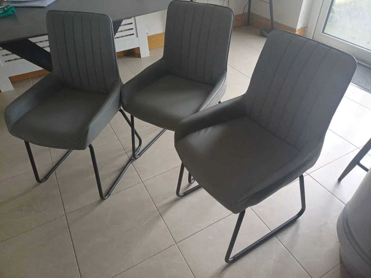 Kitchen Table and Chairs - Image 4