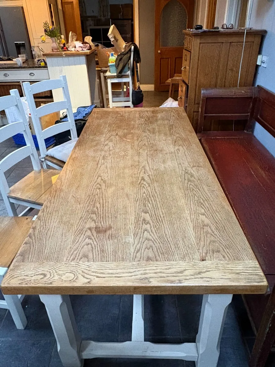 Table and chairs - Image 1