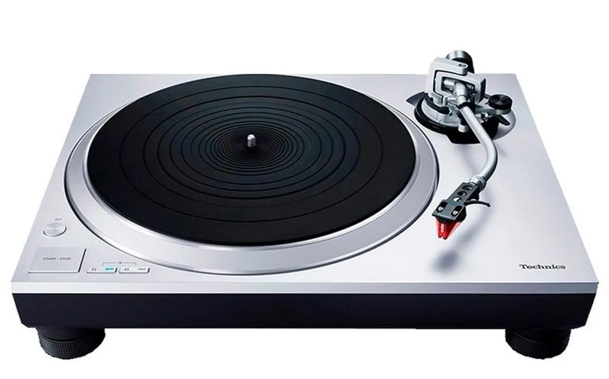 Technics SL1500C with Ortofon Red - Image 1