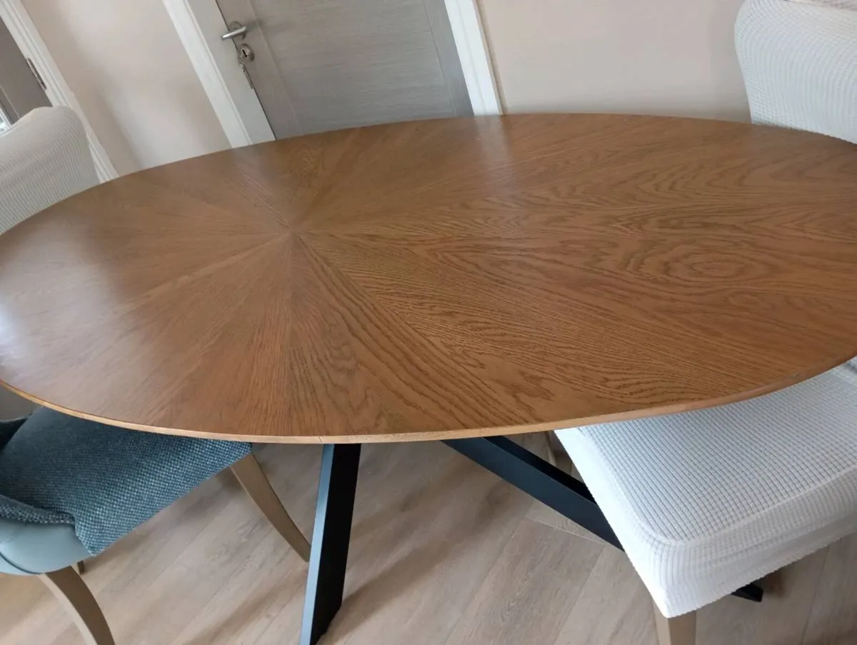 Table and chairs - Image 2