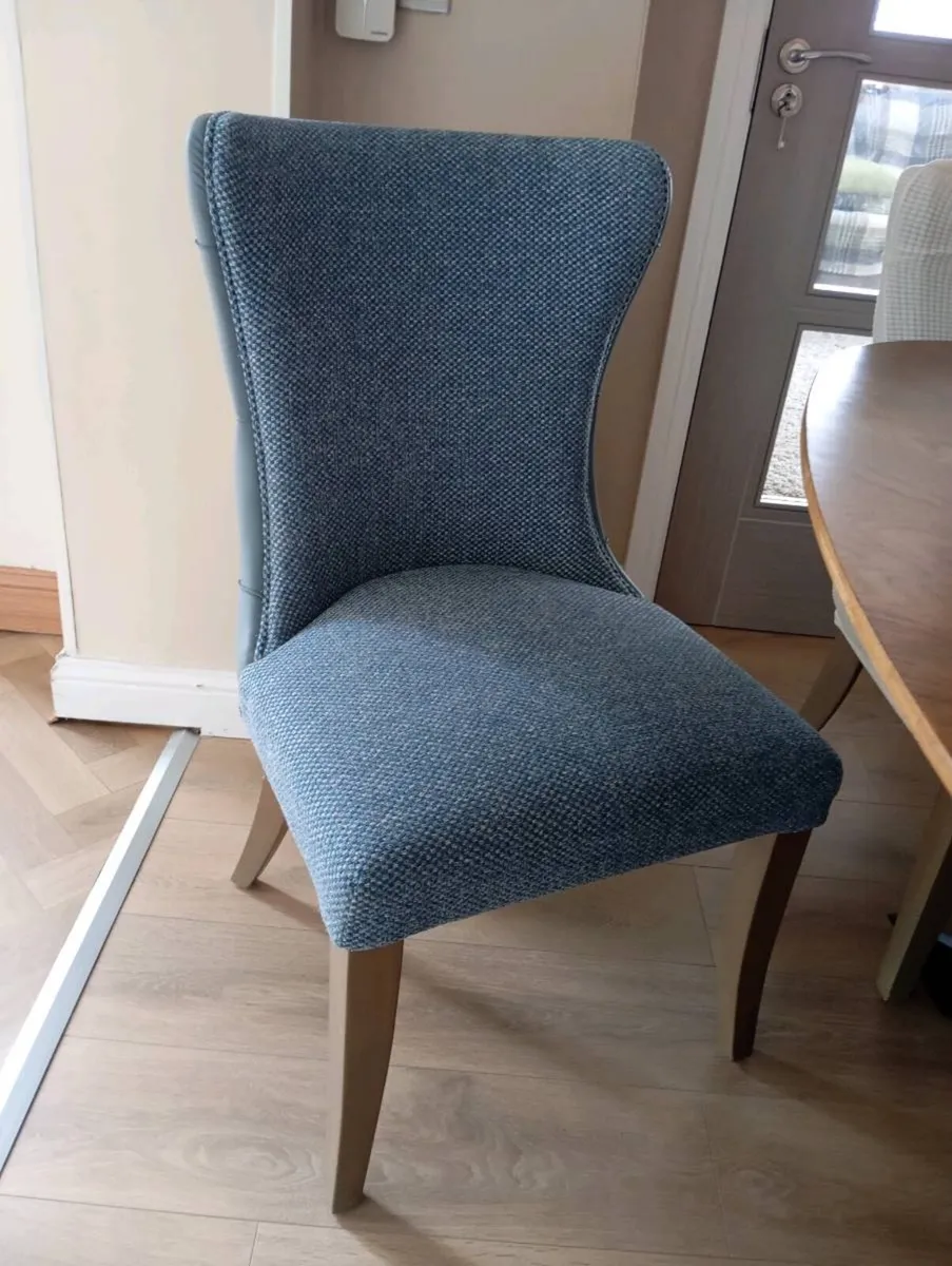 Table and chairs - Image 3