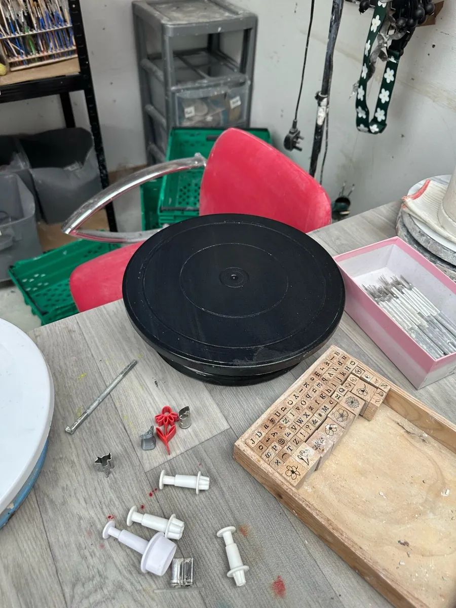 2 rotating turntables - Image 1