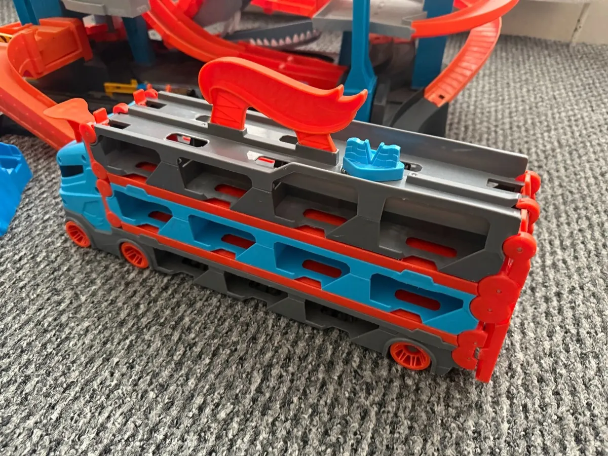 Hot Wheels City Set of 4 - Image 3