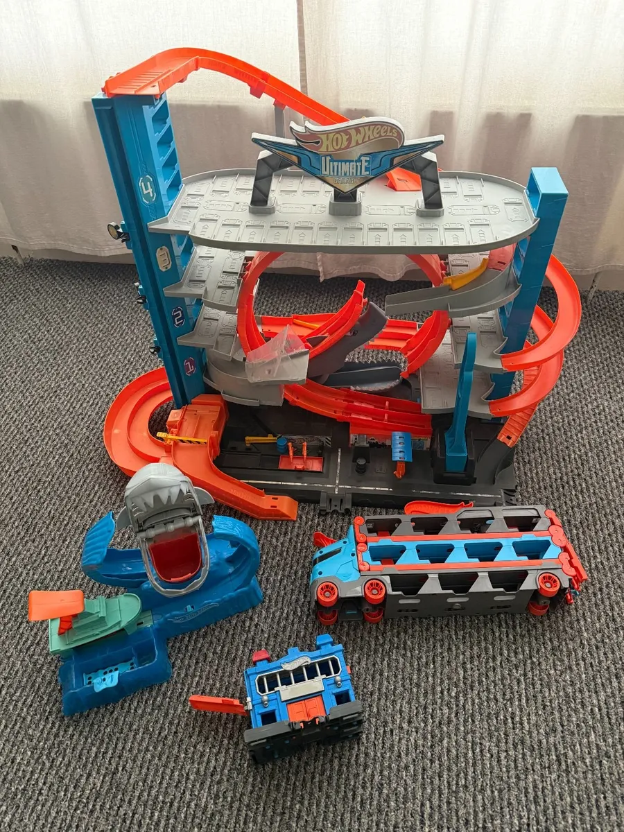 Hot Wheels City Set of 4 - Image 1