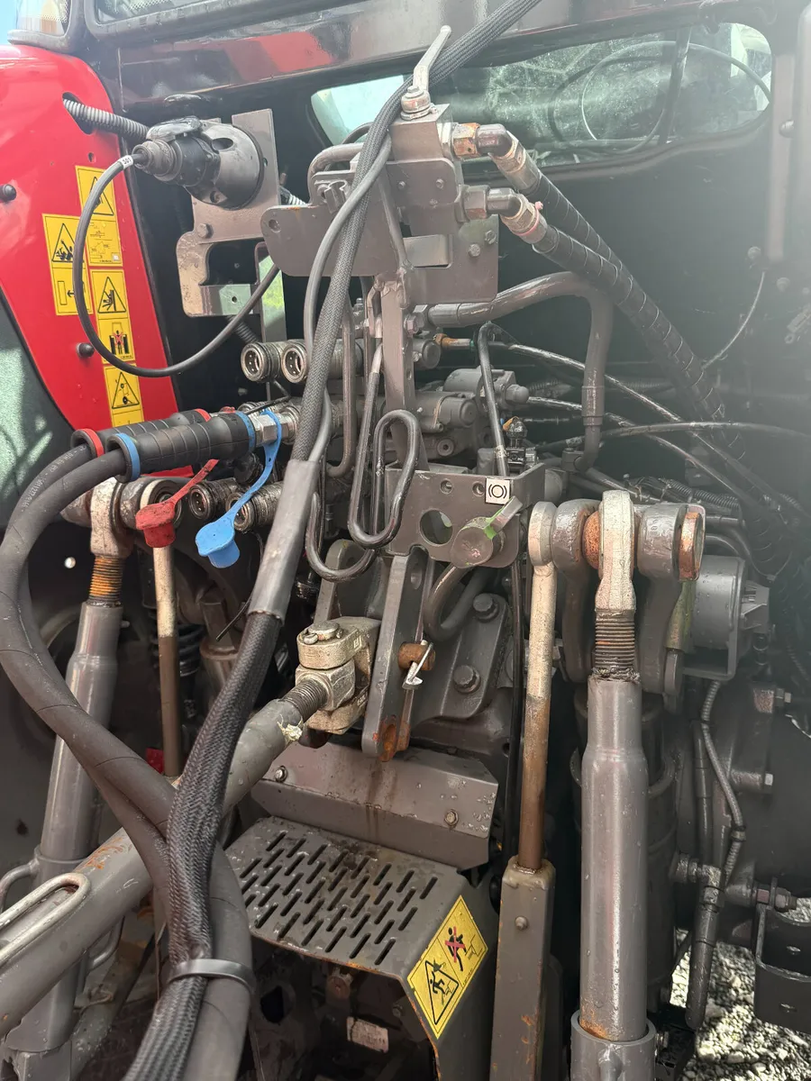 Massey Ferguson 5712 - Image 4