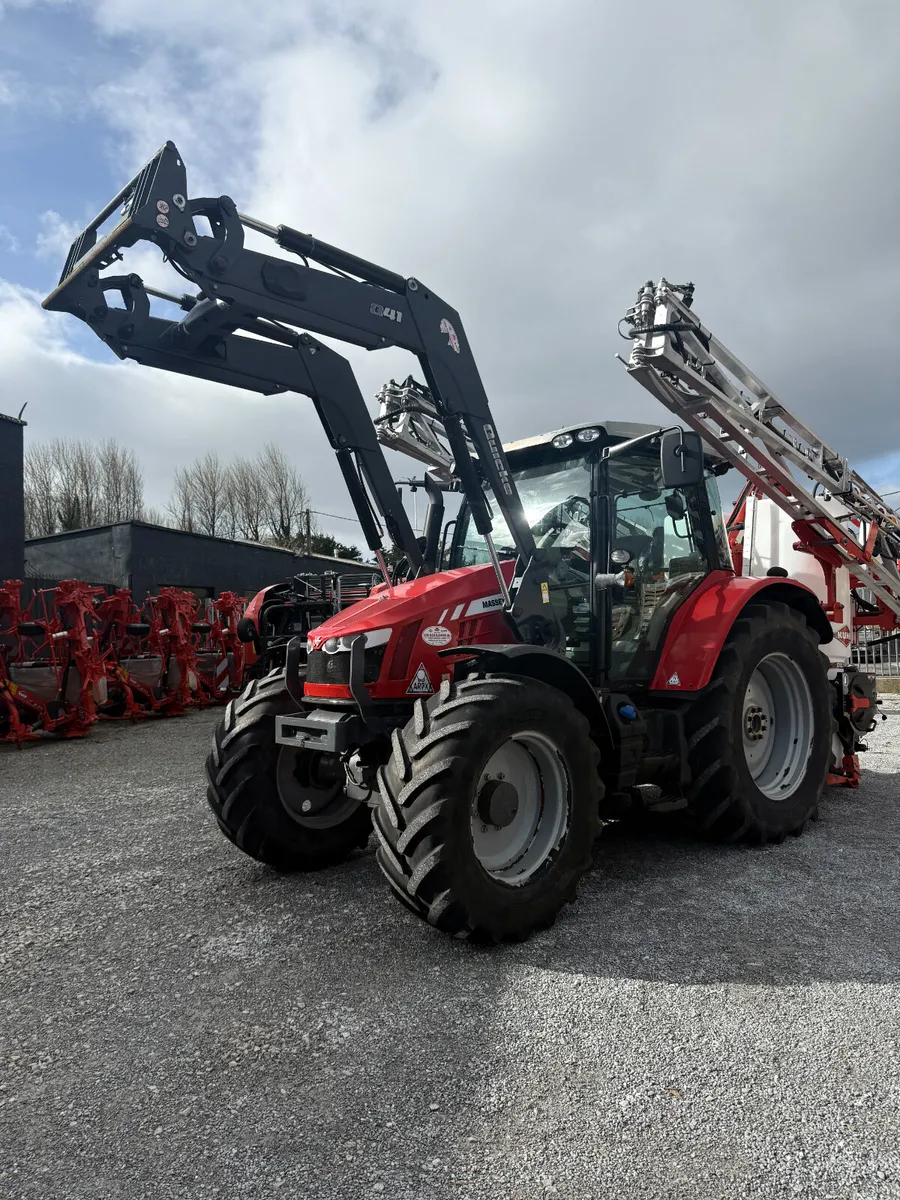 Massey Ferguson 5712 - Image 1