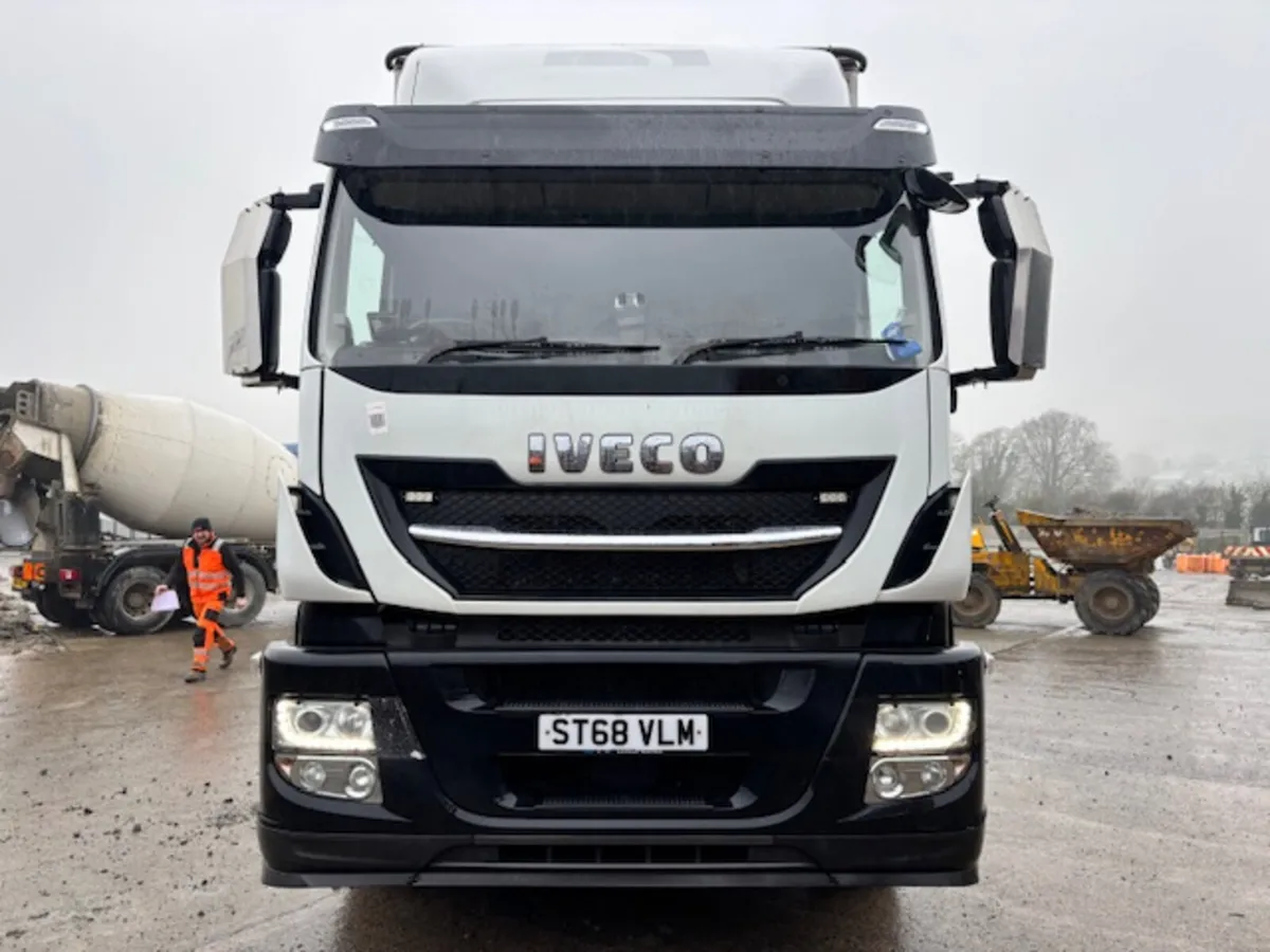 2019 IVECO STRALIS 330 6X2 CURTAIN & MOFFETT KIT - Image 2