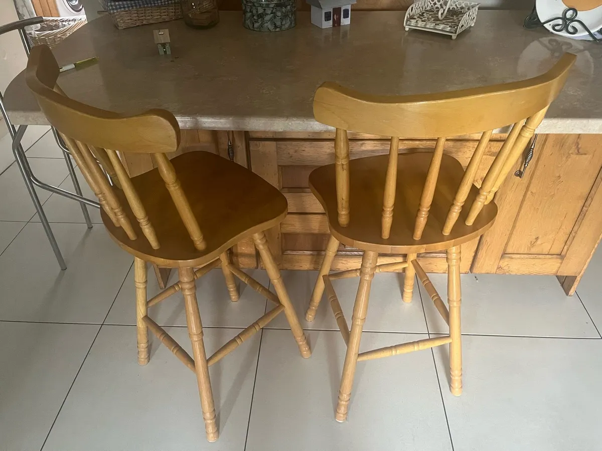 3 solid wood bar stools - Image 2