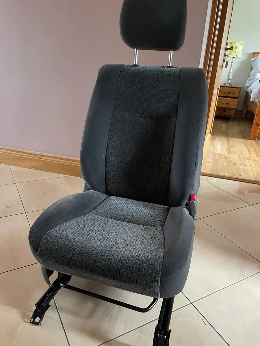 Driver seat landcruiser 2002-2010 - Image 1