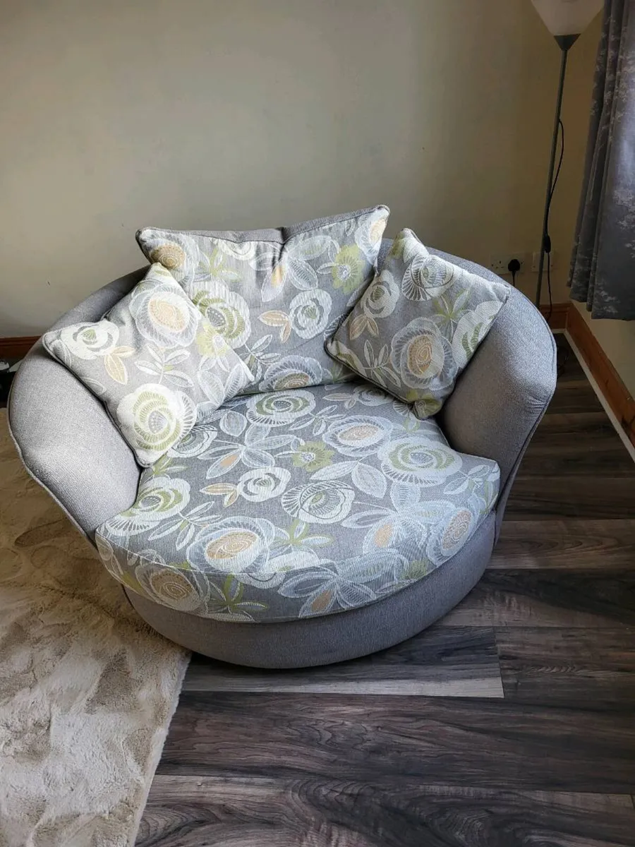 Swivel love chair like new