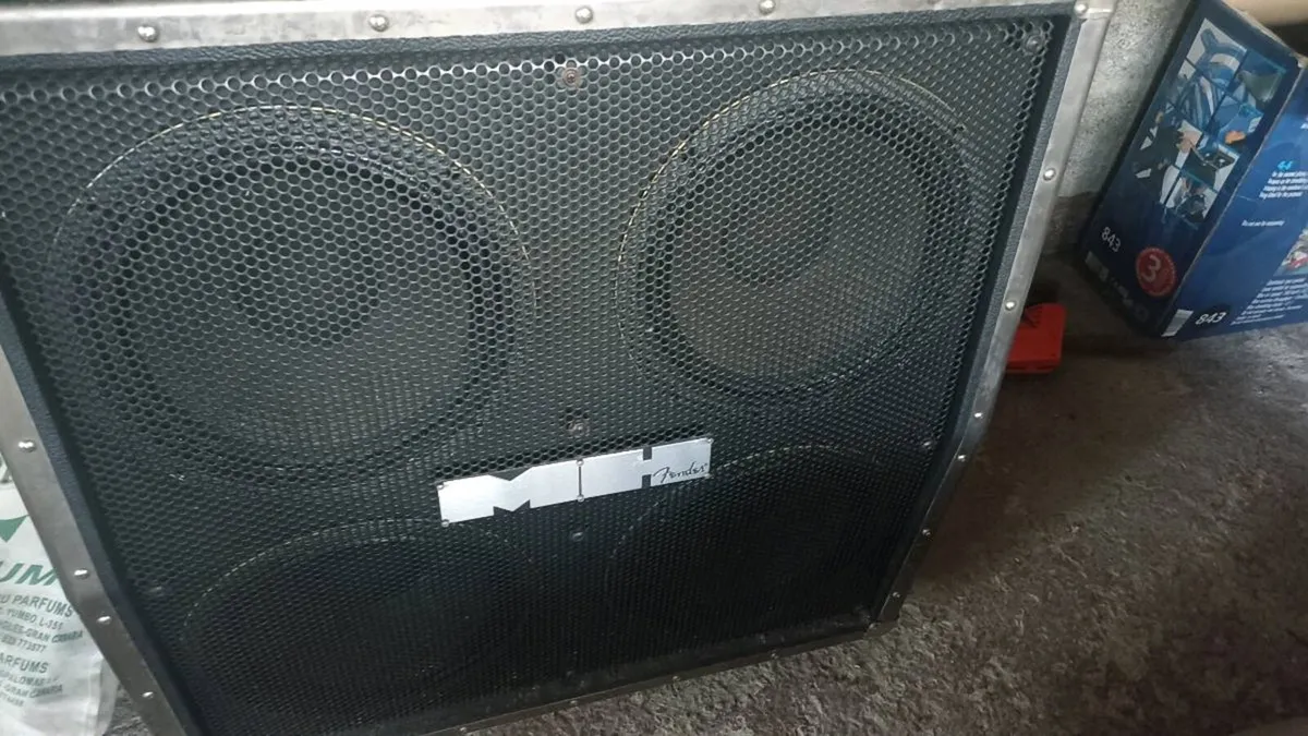fender amplifier and metal head speaker - Image 3