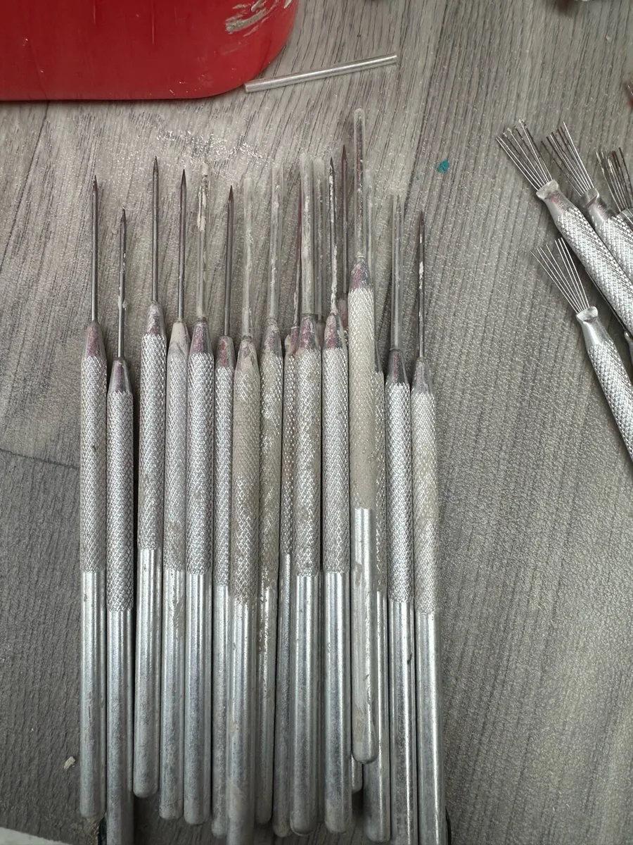 17 Pottery needles