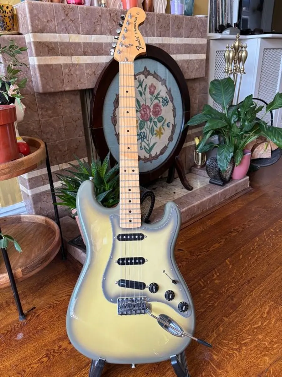 Fender Japan '70s antigua Strat reissue - Image 1