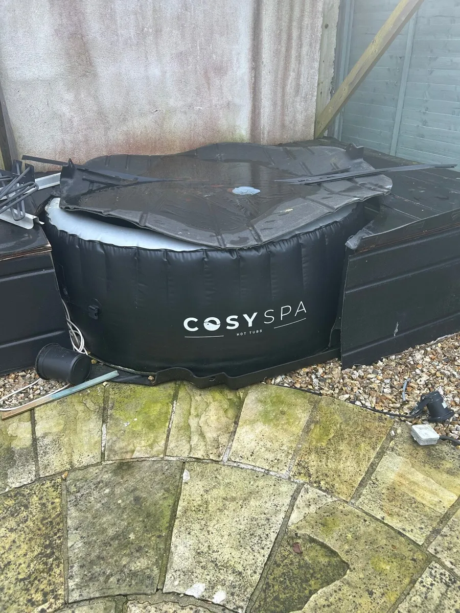 Cosy spa hot tub - Image 3