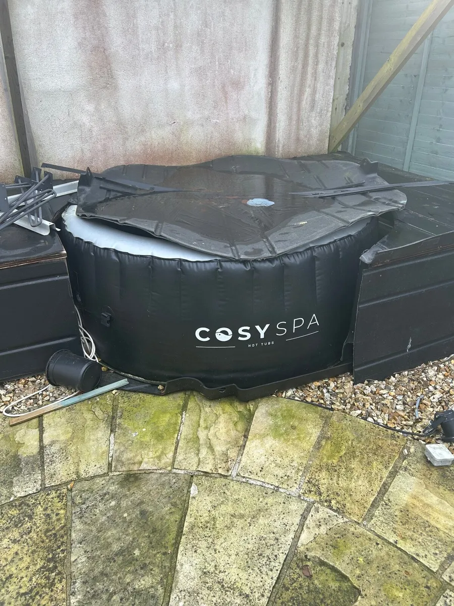 Cosy spa hot tub - Image 1