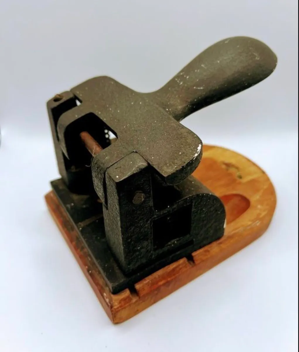 Vintage cast iron hole punch - Image 2