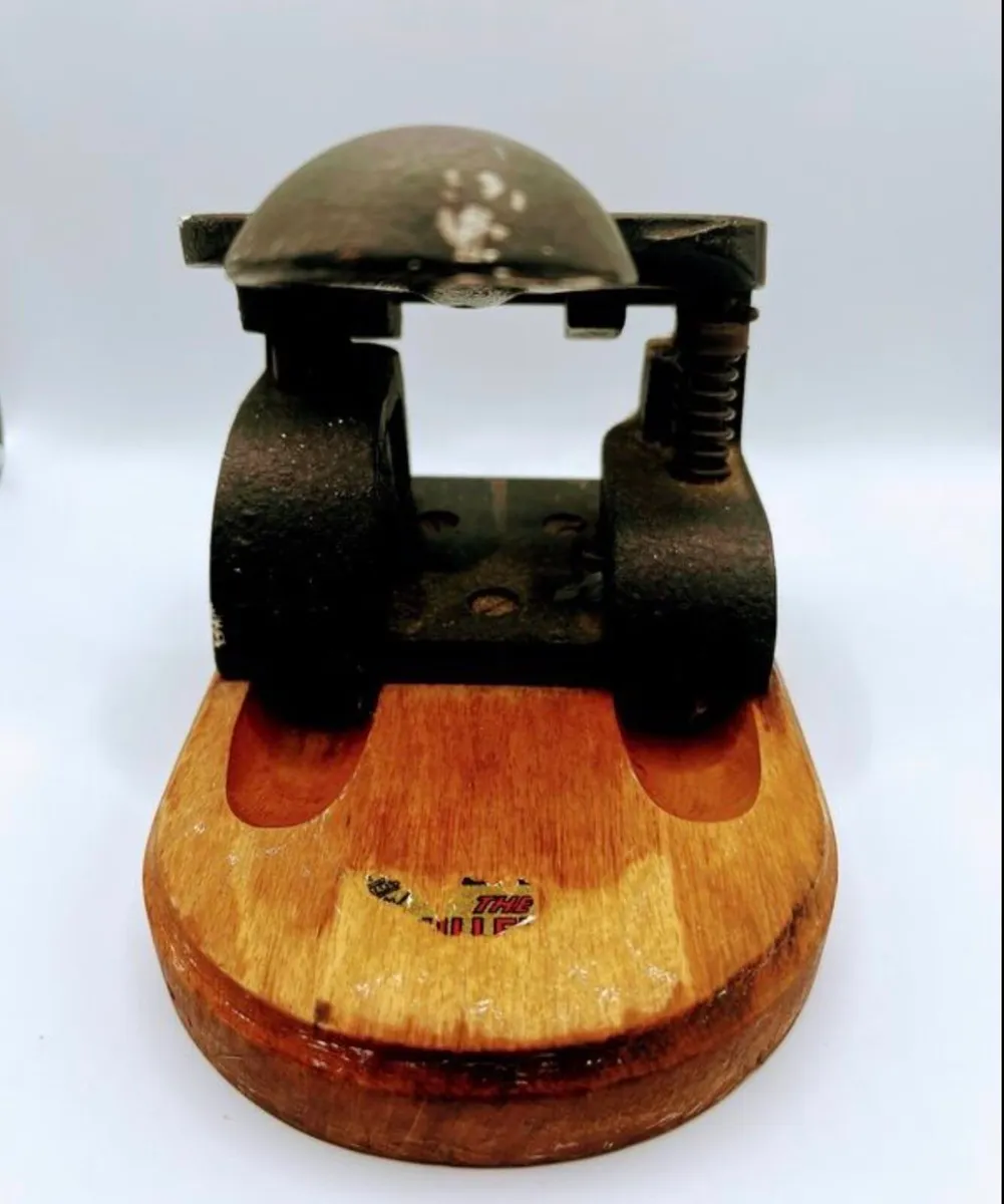 Vintage cast iron hole punch - Image 4