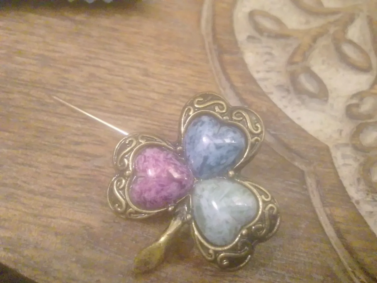 Vintage Scottish agate shamrock brooch - Image 1