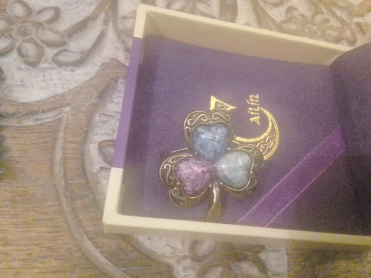 Vintage Scottish agate shamrock brooch - Image 2