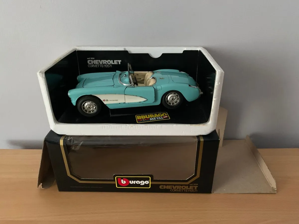 1957 Chevrolet Corvette 1/18 Burago Model Car - Image 4