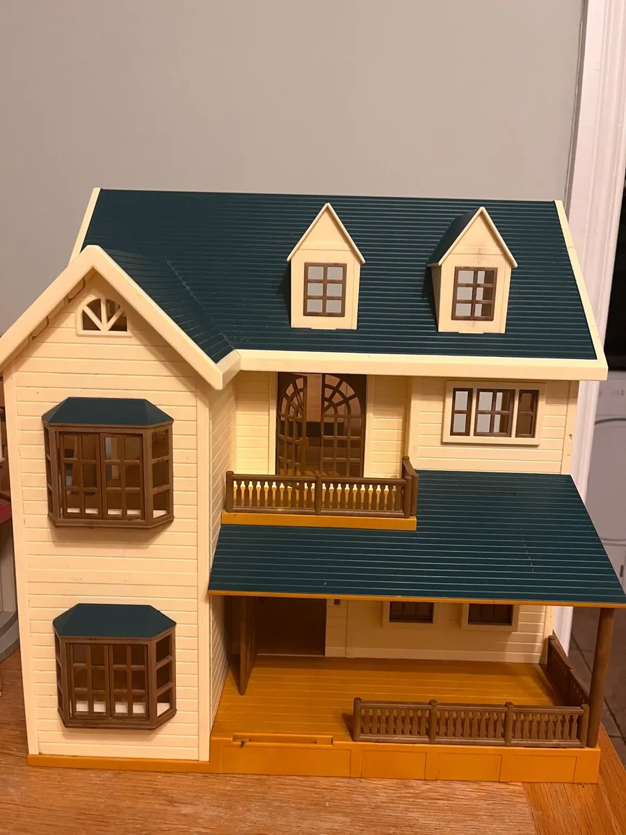 Slyvanian Green Hill House - Image 1