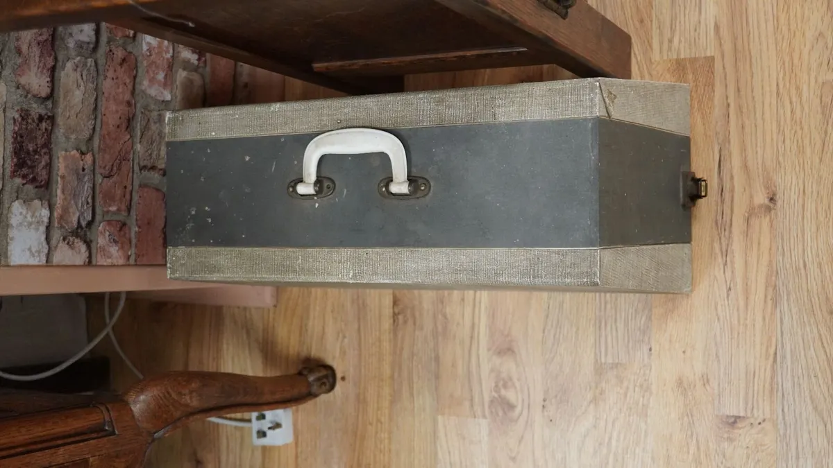 Vintage Singer Hand-Crank Sewing Machine - Image 3