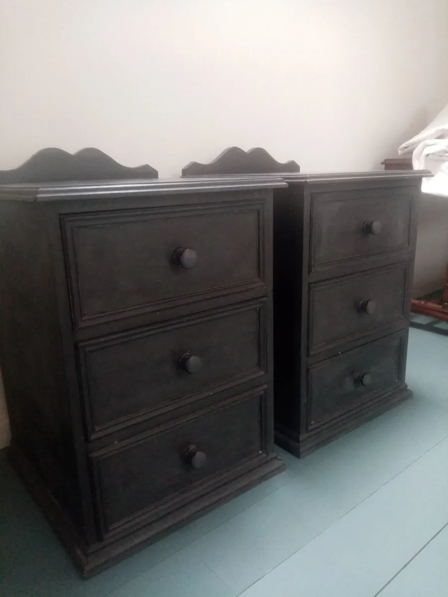 2 SOLID PINE CHESTS OF DRAWERS BEDSIDE CUPBOARDS - Image 1