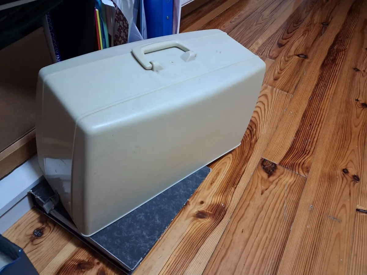 Vintage Singer Sewing Machine - Image 2