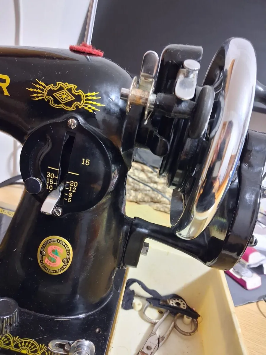 Vintage Singer Sewing Machine - Image 4