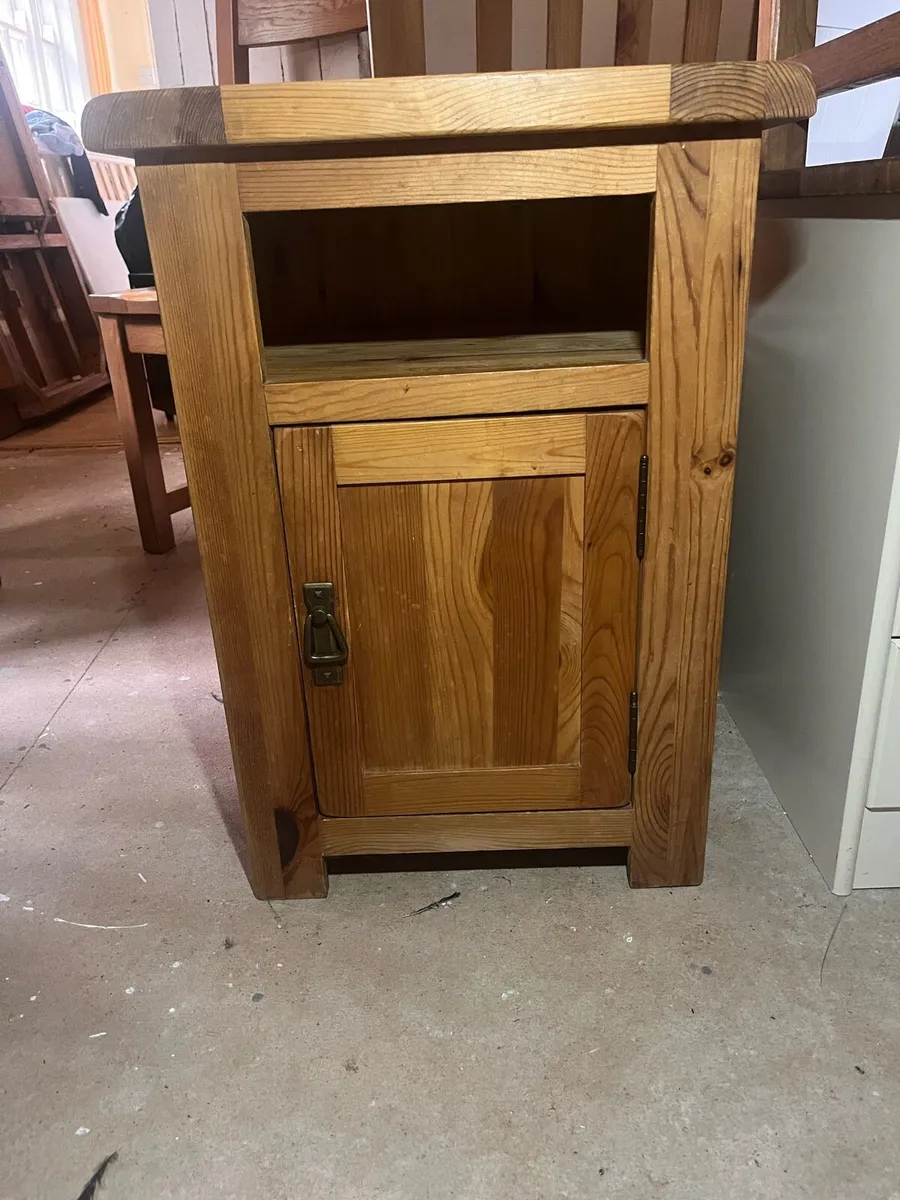 Bedside lockers x2 - Image 4