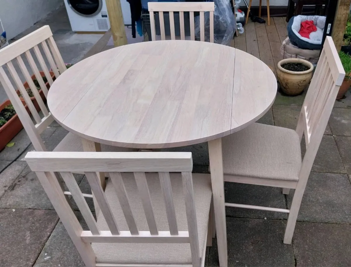 New table and 4 chairs - Image 2