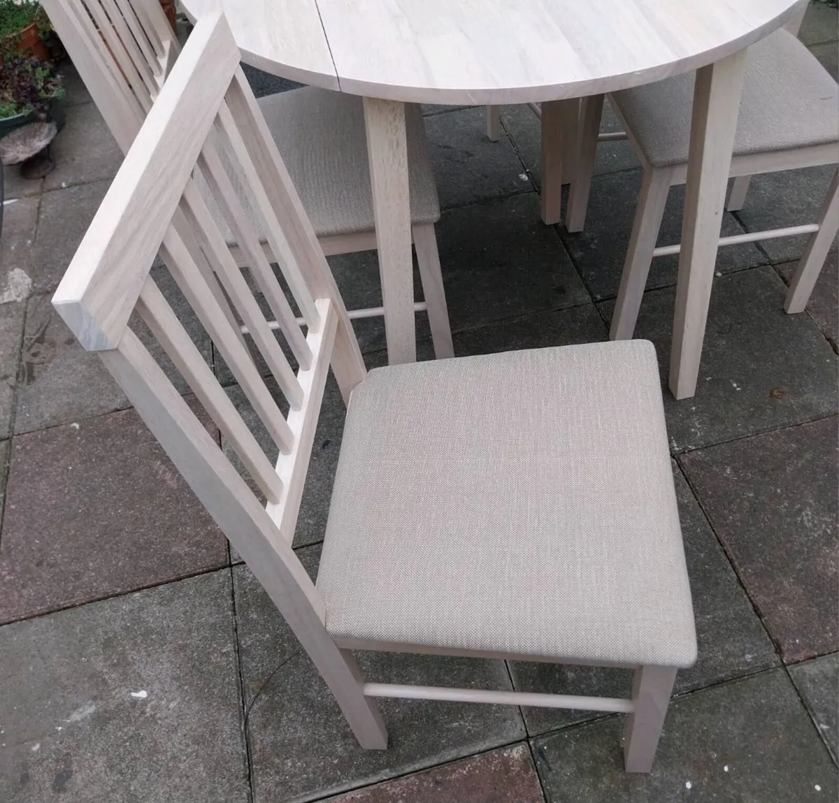 New table and 4 chairs - Image 3