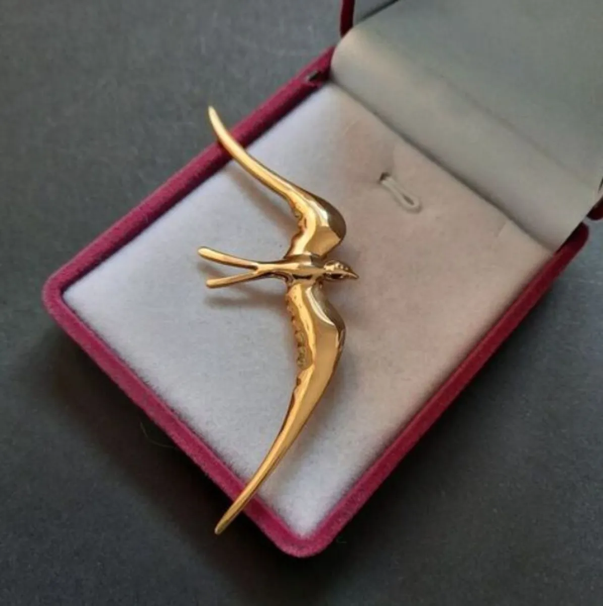 Flying Swallow Brooch Bird Shawl Pin Badge - Image 1