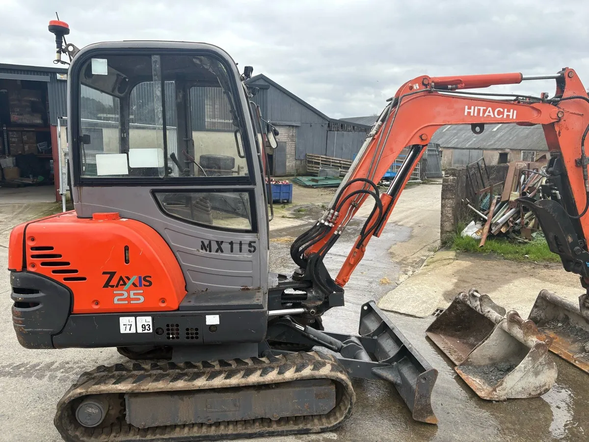 Hitachi Zaxis 25 mini digger - Image 4