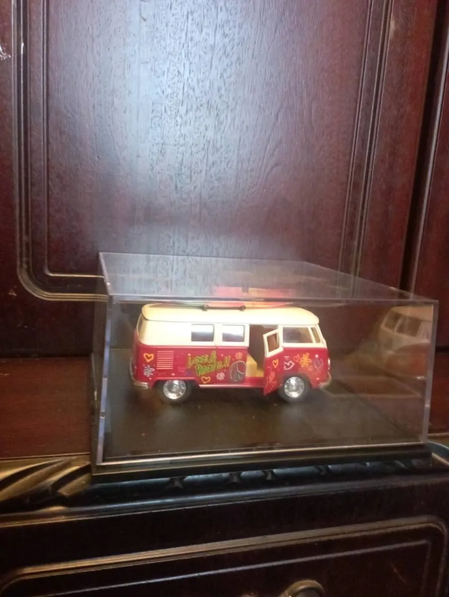 VINTAGE VOLKSWAGEN CLASSIC 1962 CAMPER VAN - Image 1