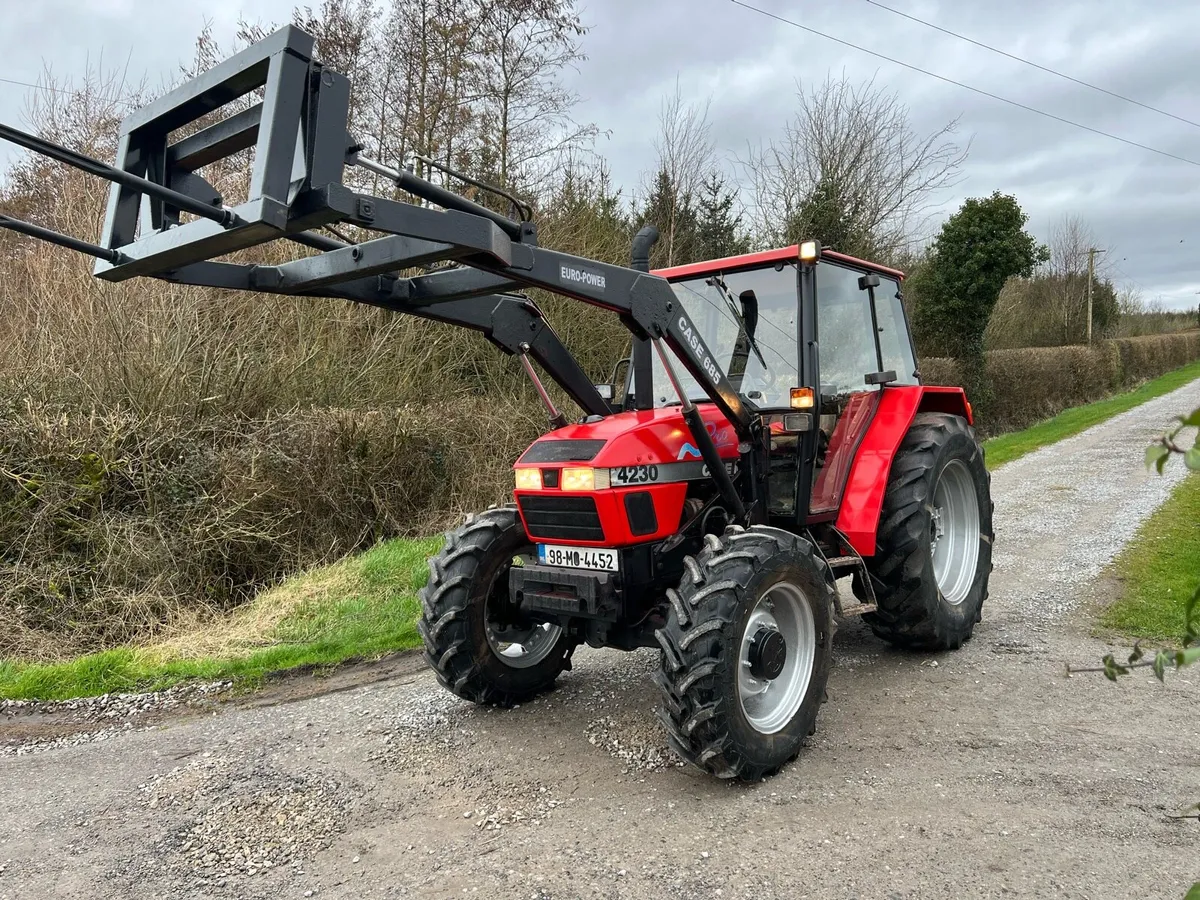 Case International 4230 4WD with loader - Image 1