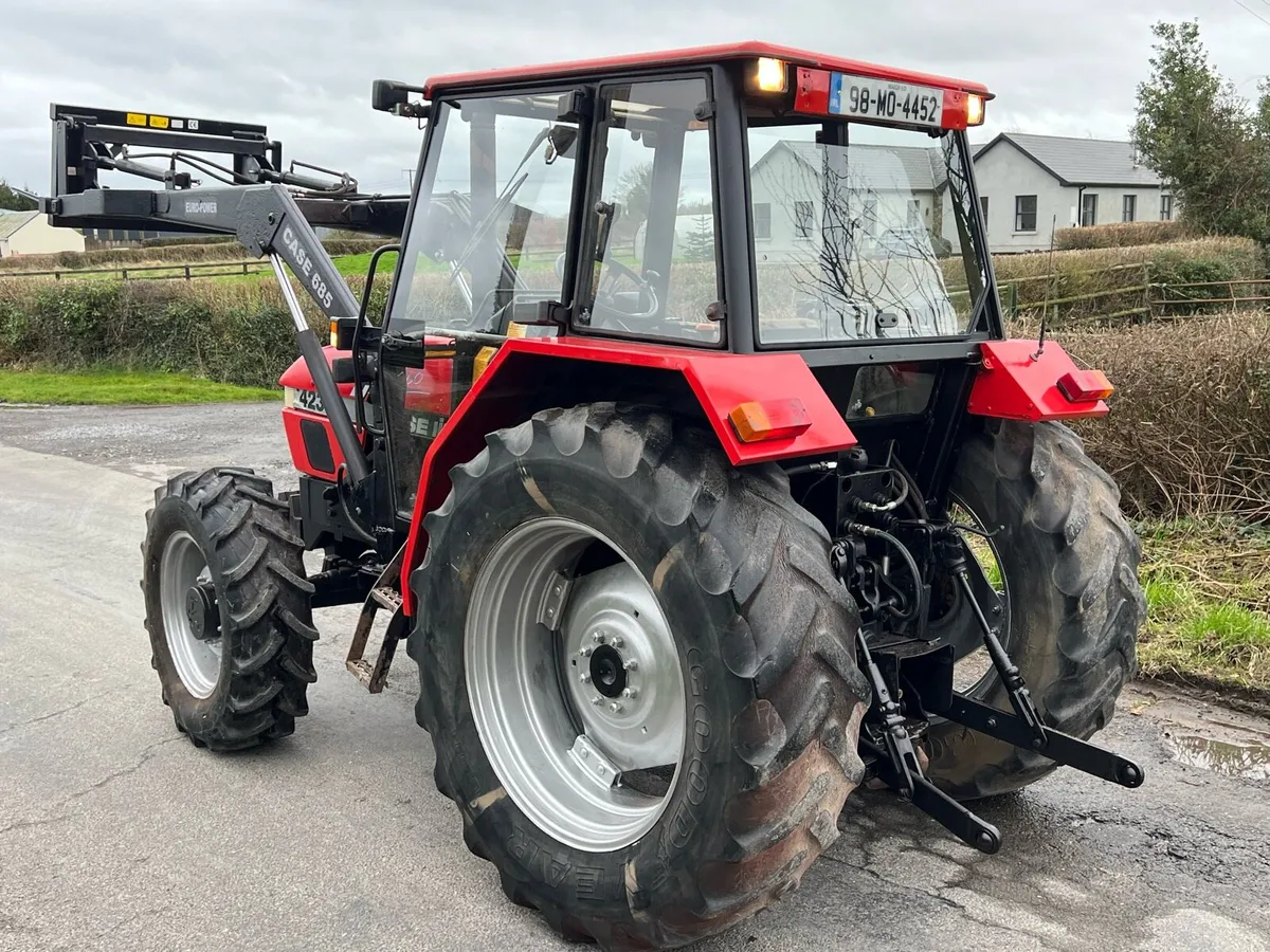 Case International 4230 4WD with loader - Image 4