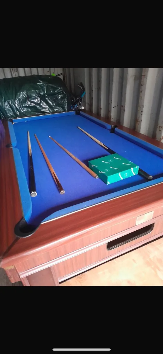 Pool table - Image 1