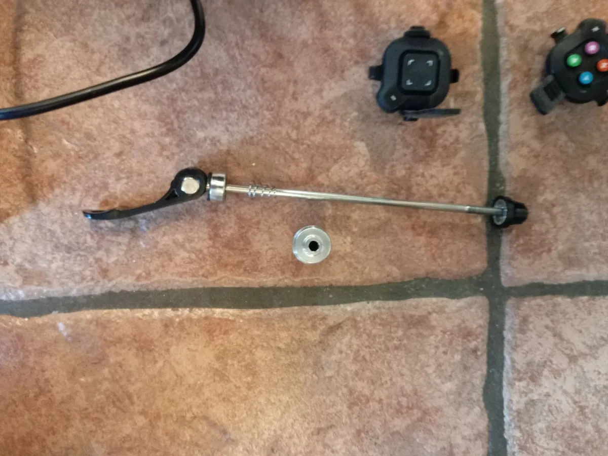 Van Rysel D100 Smart trainer with Zwift Cog and Cc - Image 4