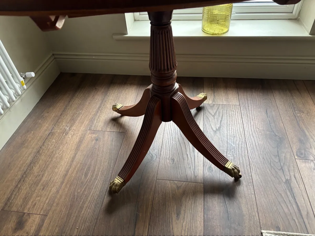 Oval Table - Image 3