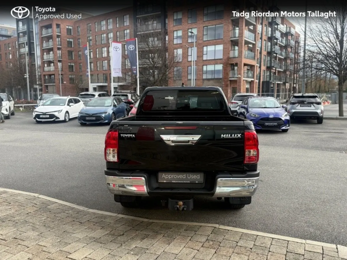 Toyota Hilux 2.8 SR5 D/CAB AUTO - Image 4