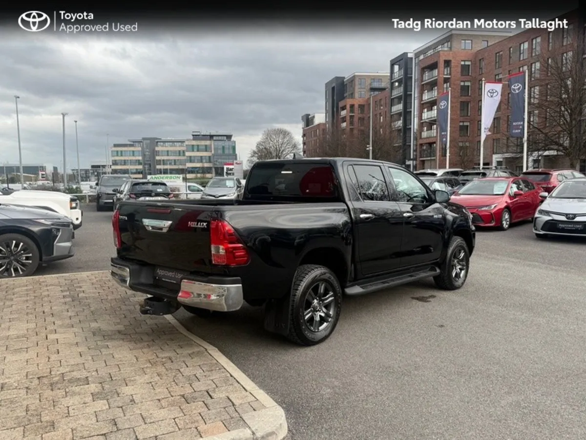 Toyota Hilux 2.8 SR5 D/CAB AUTO - Image 2