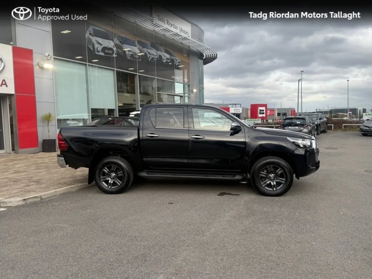 Toyota Hilux 2.8 SR5 D/CAB AUTO - Image 3