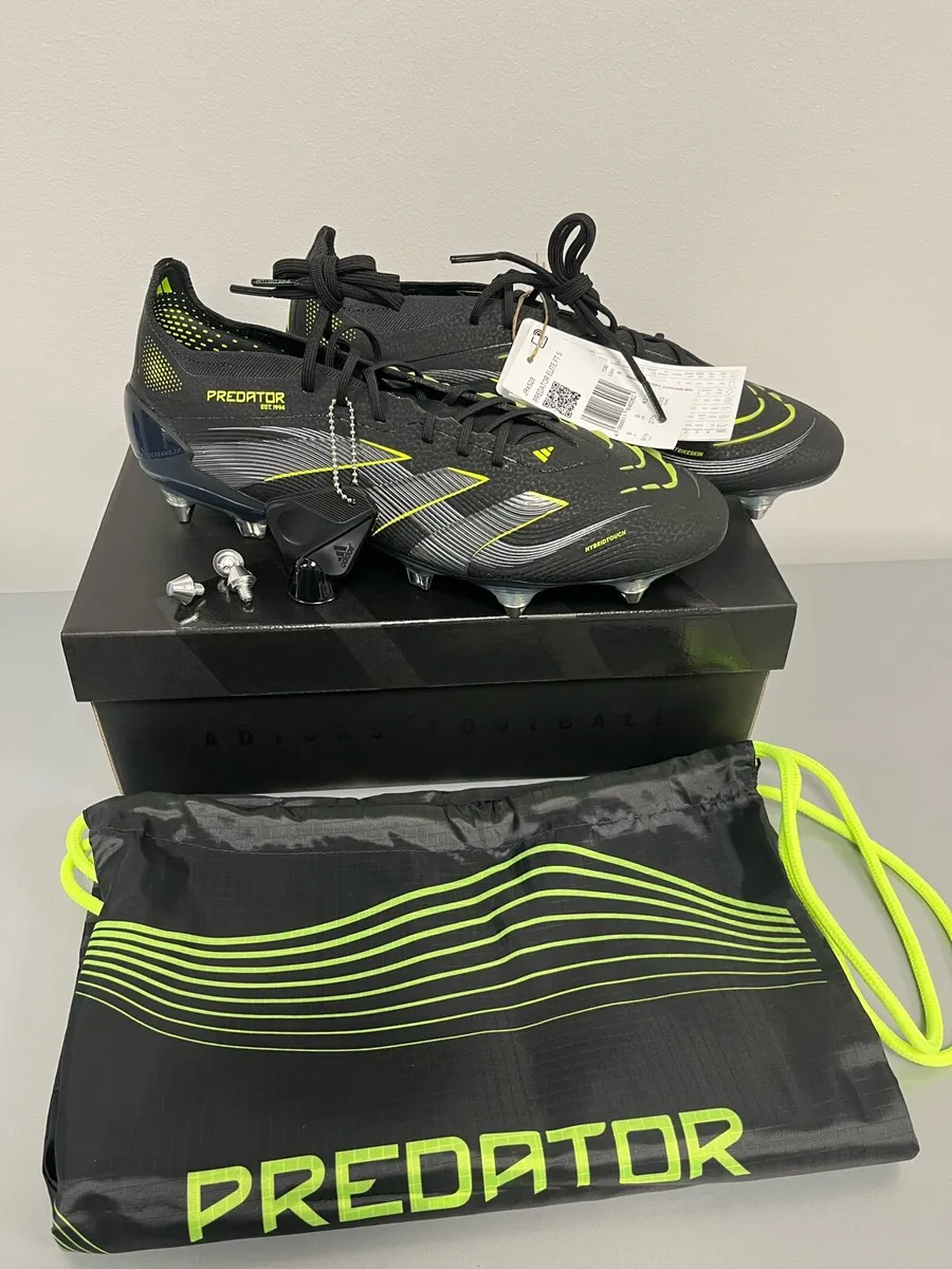 Football boots - Image 1