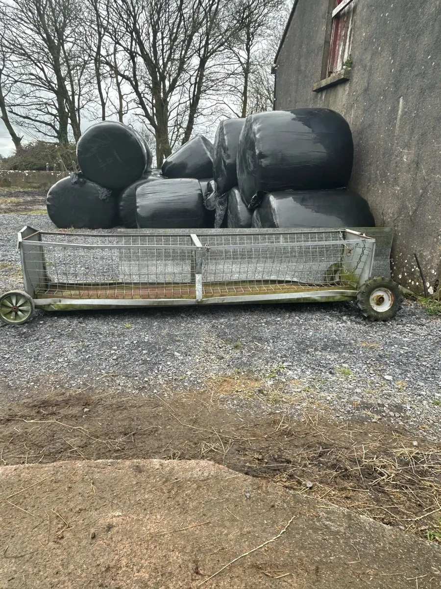 Hay feeder - Image 1