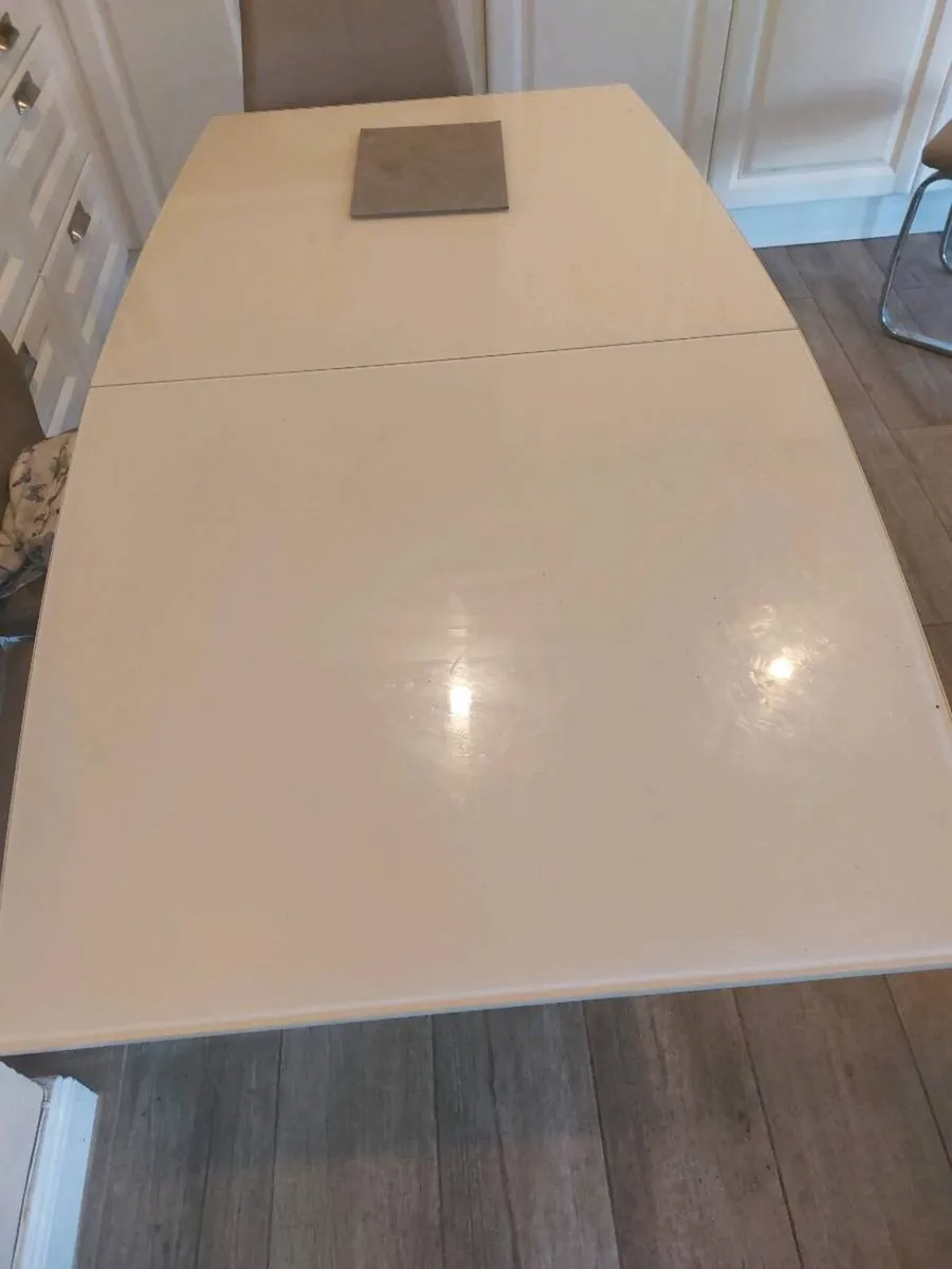 Dining room table - Image 1